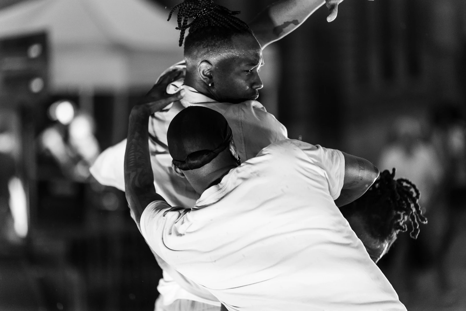Des danseurs en contact, photographiés de près pendant un mouvement.